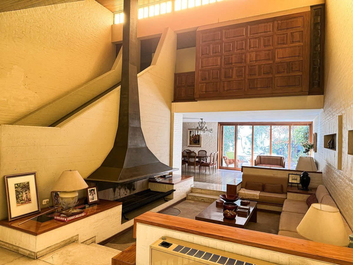 2e69c704-404b-4f59-a9e8-a041af3f40fb-1