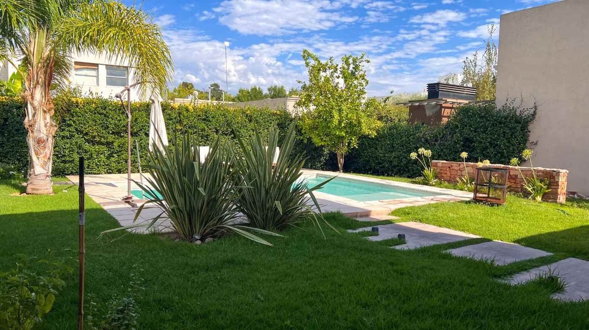 4c6feef0-479b-41d0-a65d-c5e79e12a12e-1