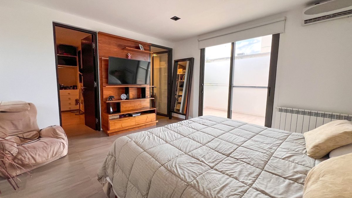 d8c7121e-9cb2-40fe-8016-9267402dea5f-1